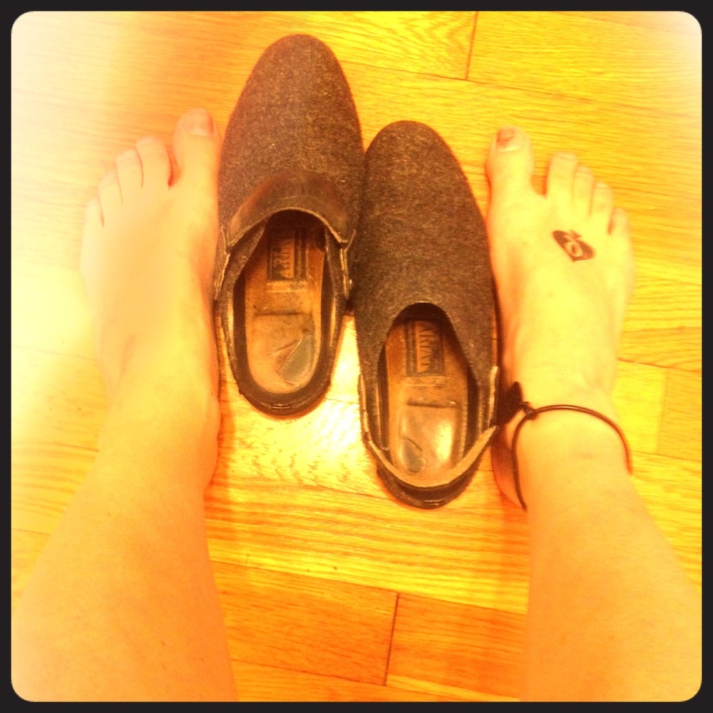 Trashed clogs, extremely used women's shoes 😷🐽